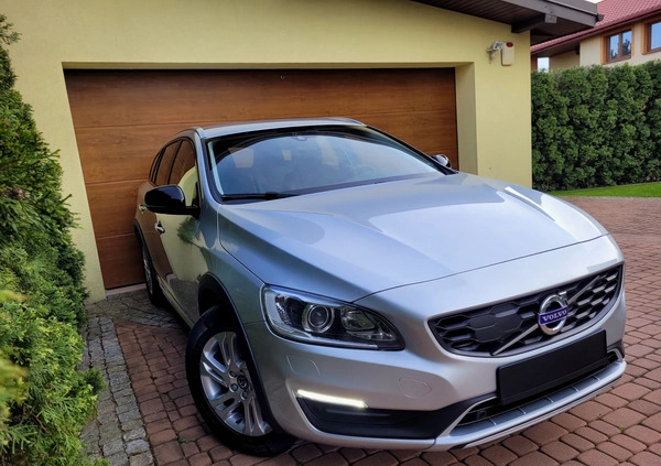 Volvo V60 Cross Country cena 61700 przebieg: 230000, rok produkcji 2018 z Opoczno małe 704